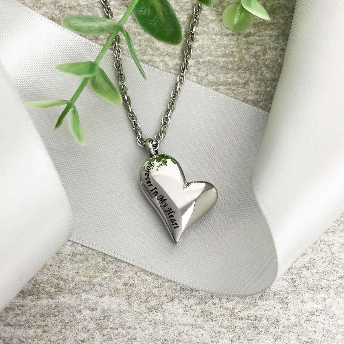 Pill Thing Silver: Amour Heart Pill Necklace - Polished Heart Locket With  Strong Magnetic Closure - Medication Necklace - Keep Your Medication  Securely With You At All Times - Locket Necklac :